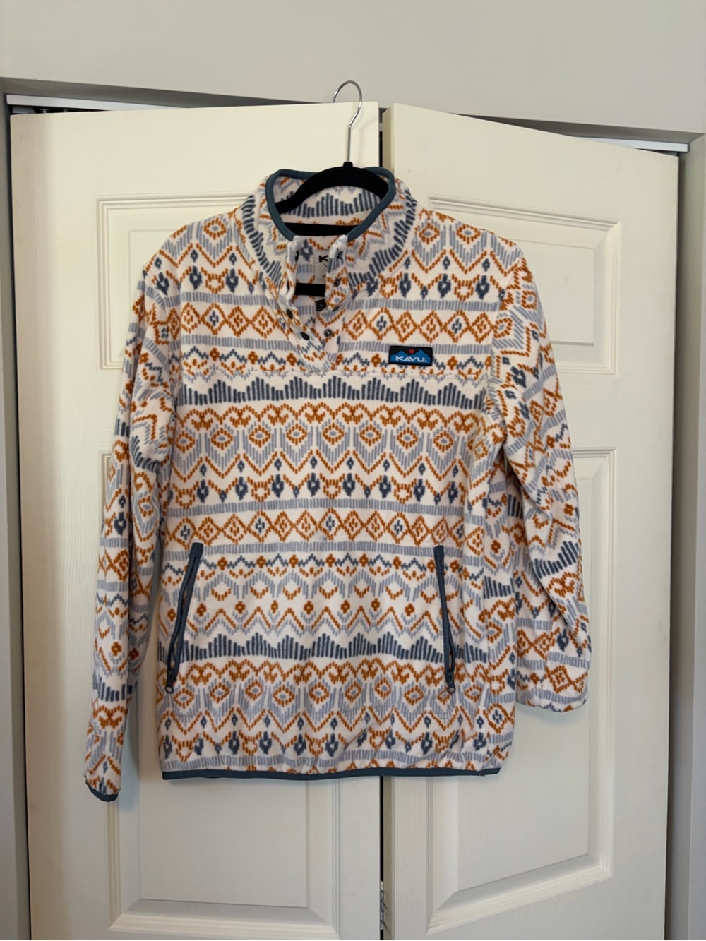 Kavu White Fleece Pullover with Gold and Blue Geometric Design